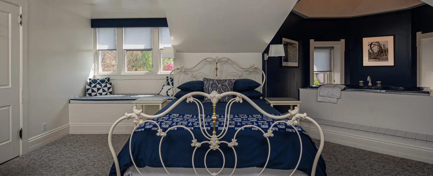 Nittany Blue Room Bed and Tub