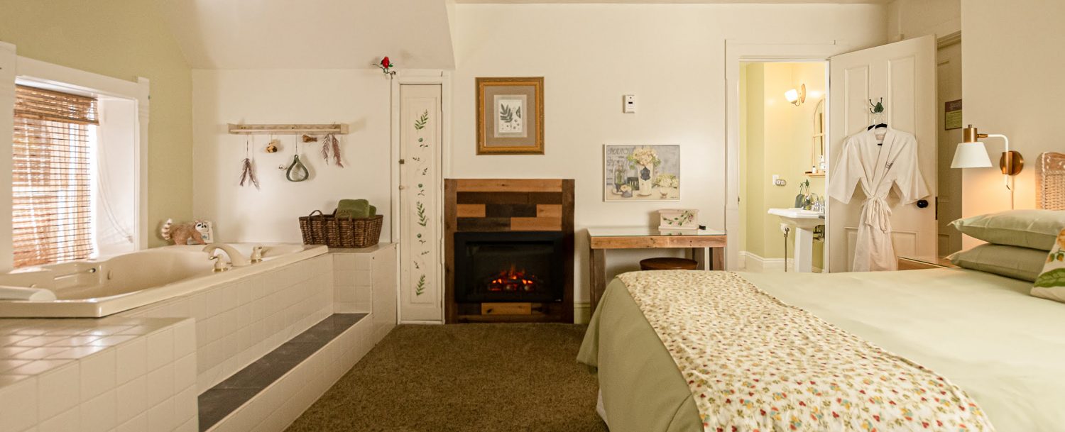 Woodlands Room Bed, Fireplace and Tub